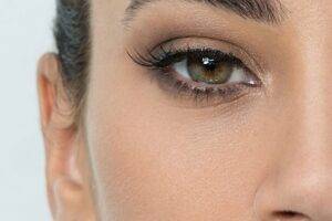 Zoom sur le regard après rhinoplastie médicale au Centre Maelis