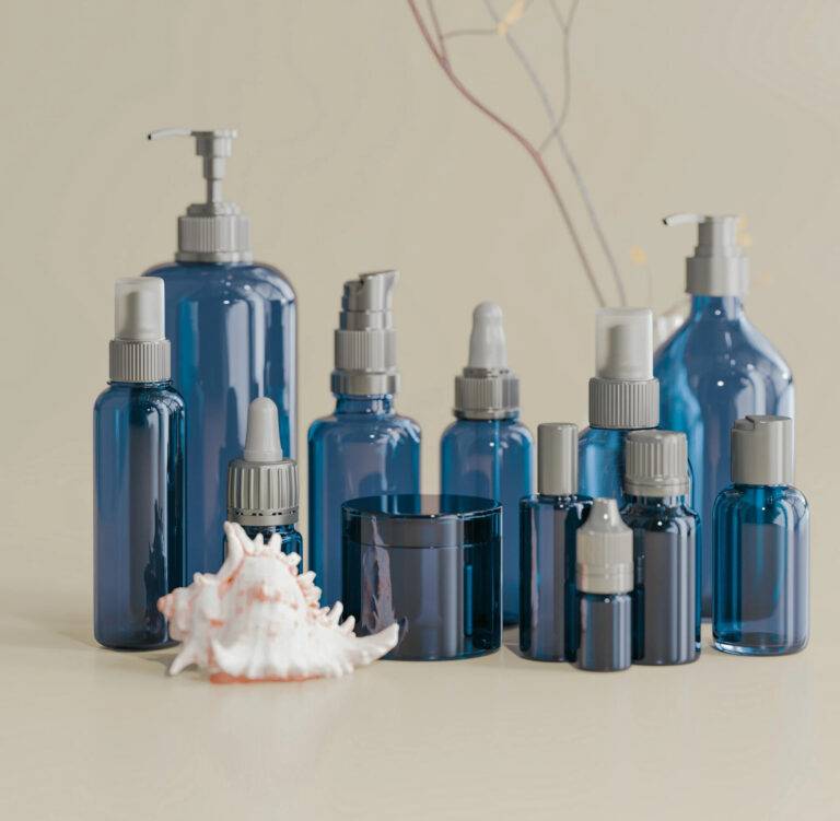 Ensemble de flacons bleus de soins cosmétiques détox, posés sur une surface claire, symbolisant une routine bien-être après les fêtes