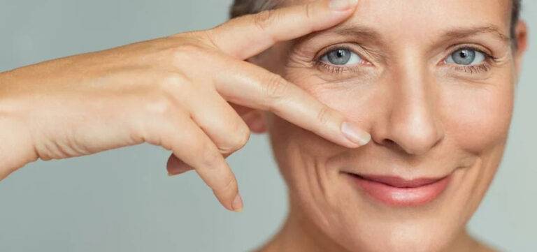 femme mûre affichant un sourire