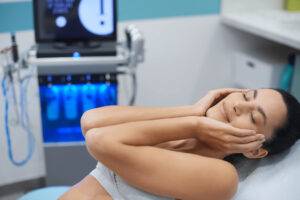 femme ayant réalisée un soin hydrafacial satisfaite de ses bienfaits