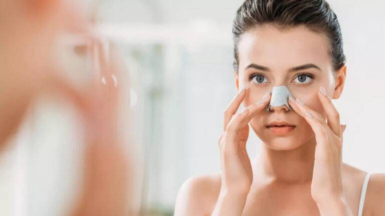 Femme avec une patch sur le nez permettant d'enlever les points noirs