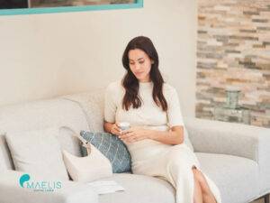 femme brune patientant dans un centre laser maelis