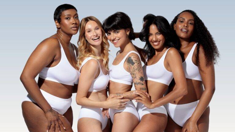 Femmes aux couleurs de peau variées en sous-vêtements blancs illustrant les résultats de l’épilation laser