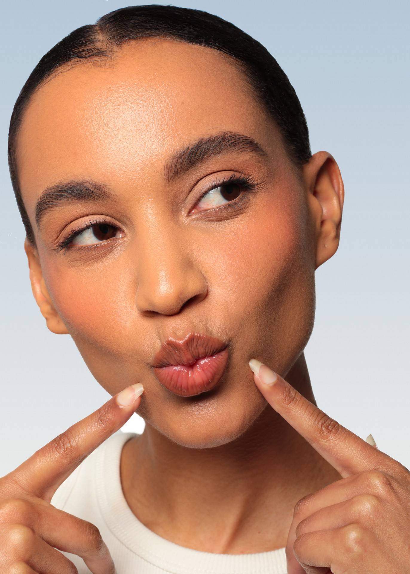 Femme souriant après un soin Hydrafacial pour une peau éclatante