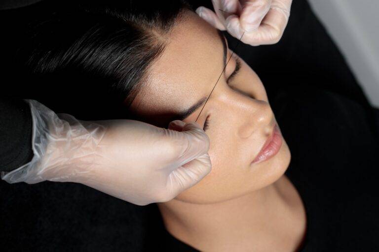 Mapping des sourcils pour tracer une forme symétrique avant micropigmentation réalisé par une praticienne Maelis