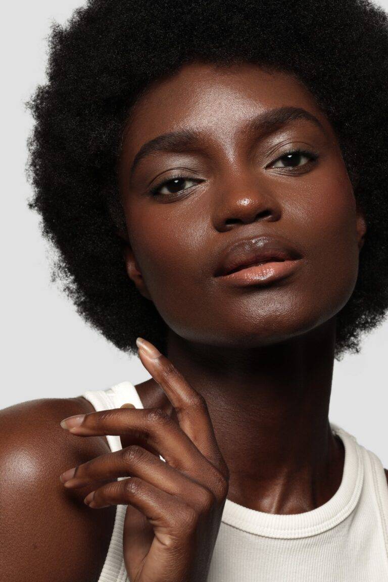 Visage lumineux sans imperfections grâce à un soin Hydrafacial dans un centre Maelis