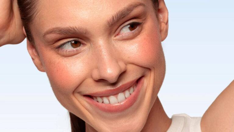 Femme arborant un grand sourire