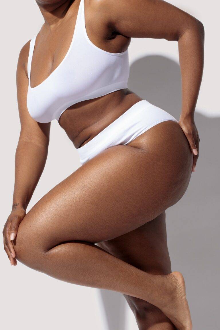 Résultat après épilation laser des jambes, maillot intégral et aisselles sur femme de peau noire dans un centre Maelis