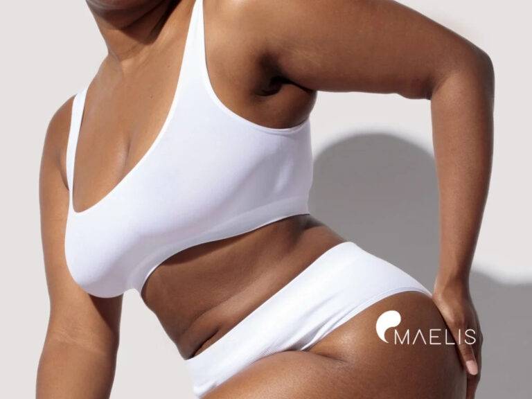 Femme à la peau noire ayant réalisée des séances d'épilation laser dans un centre Maelis