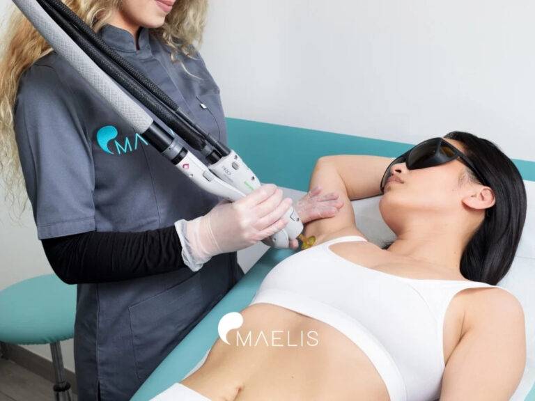 Séance d'épilation laser définitive des aisselles réalisée par une esthéticienne Maelis