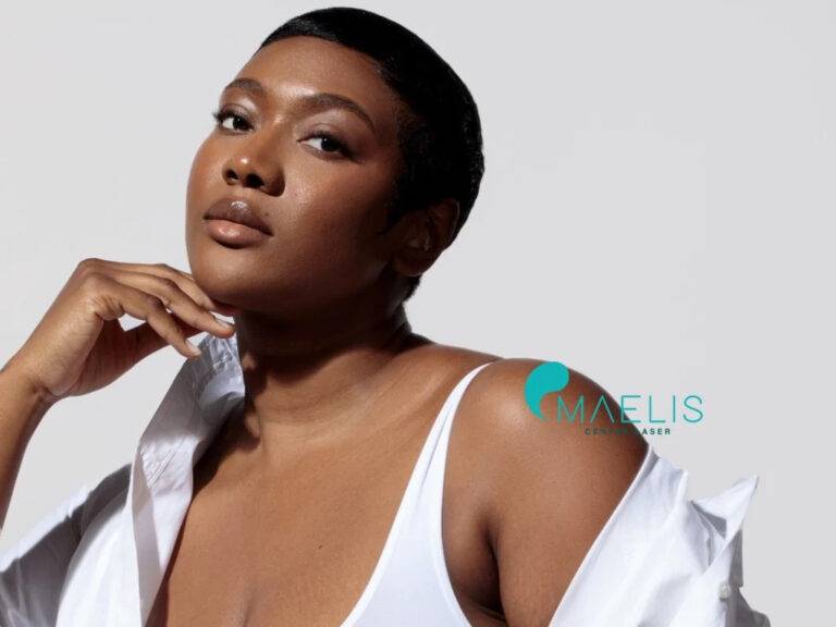 Femme noire portant une chemise blanche ainsi qu'un top blanc dans un centre laser Maelis