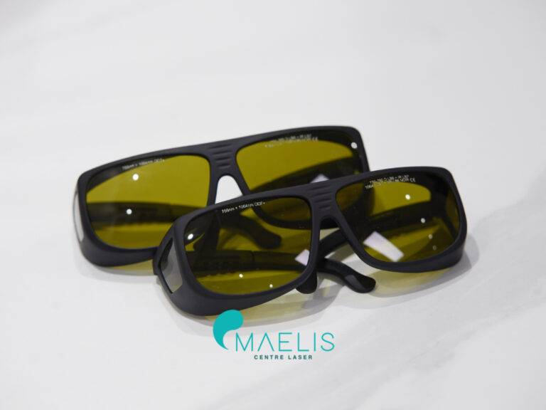 Deux paires de lunettes utiliser par les esthéticiennes sur les patientes pour protéger leurs yeux des rayons du laser lors d'une séance d'épilation laser définitive