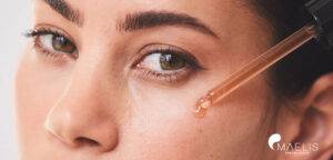 Femme appliquant un sérum sur sa peau