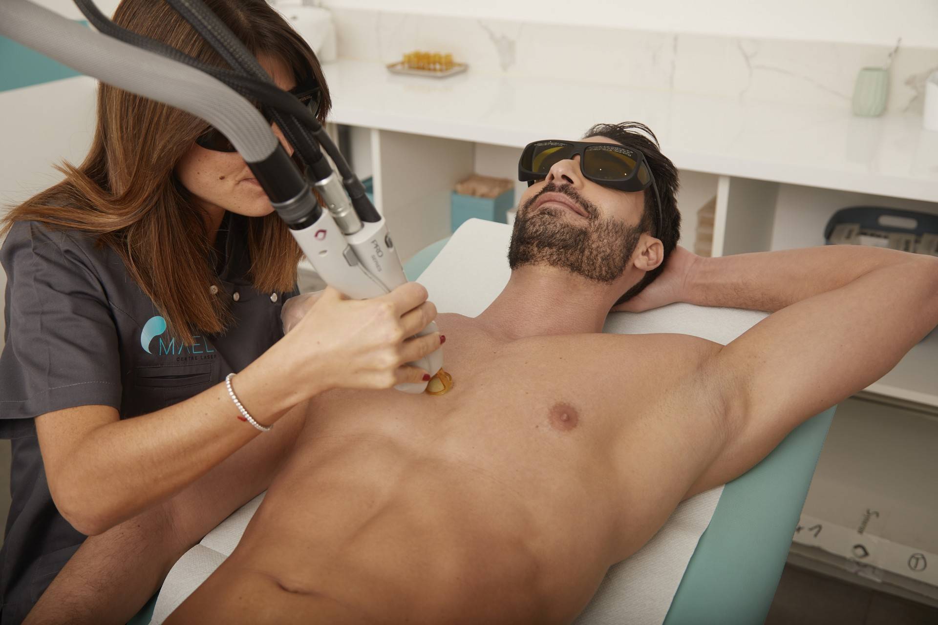 Homme recevant un traitement d'épilation laser au torse